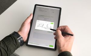 Elpako biometrinis parašas finansų sektoriaus skaitmenizacijai Pasirašymas ant planšetės su Elpako biometriniu parašu